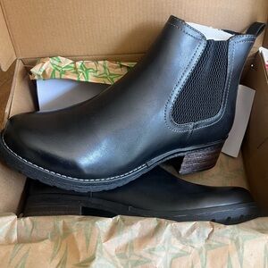 Eastland Jasmine Chelsea Boots